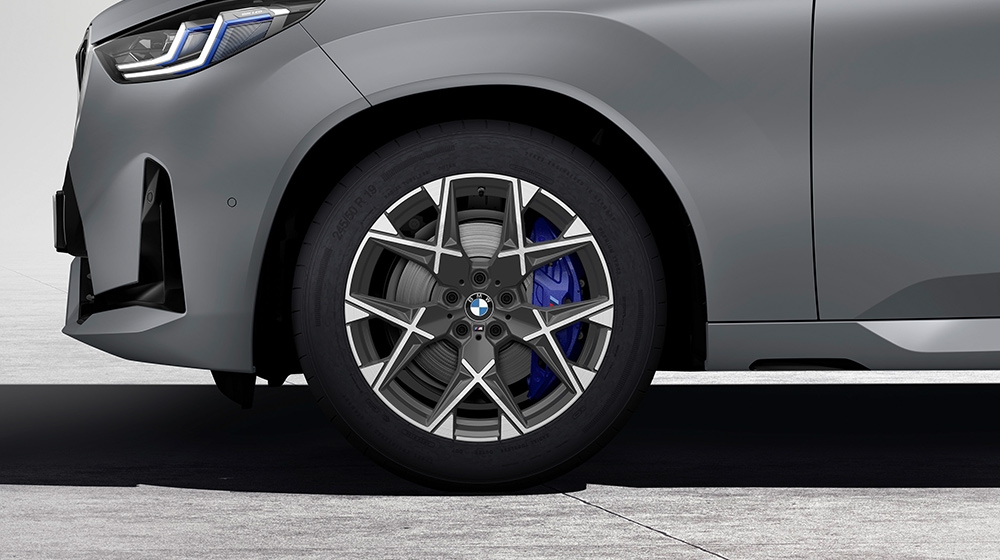 Қара, ажарланған және M-ге тән.