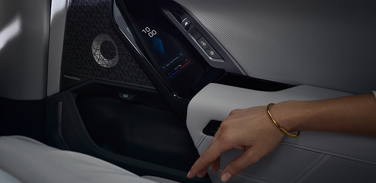 BMW 7 серия, Есіктердегі интуитивті сенсорлық басқару.
